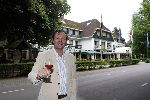 Vierhouten 20 mei 2005
Rally met cabrio's vanwege 10 jarig bestaan Beau Monde.
Chris Luken voor zijn hotel de malle jan