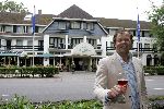Vierhouten 20 mei 2005
Rally met cabrio's vanwege 10 jarig bestaan Beau Monde.
Chris Luken voor zijn hotel de malle jan