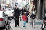 Amsterdam  3 mei 2005
Daniell Boissevain en vrouw verbergen zich tijdens winkelen op pc hooftstraat