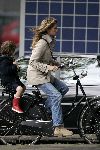 Amsterdam 11 mei 2005
Danielle Overgaag zonder krukken op fiets met Thijmen