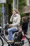 Amsterdam 11 mei 2005
Danielle Overgaag zonder krukken op fiets met Thijmen