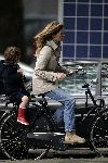 Amsterdam 11 mei 2005
Danielle Overgaag zonder krukken op fiets met Thijmen