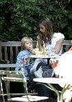 Scheveningen 21 mei 2005
Dinand Woesthoff  zijn nieuwe vriendin en Dean Maddy in het park en speeltuin met ijsje