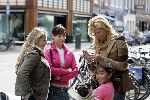Amsterdam 13 mei 2005
Estelle Gullit met moeder en Joelle Gullit met hond op pc hooftstraat