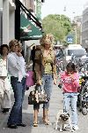 Amsterdam 13 mei 2005
Estelle Gullit met moeder en Joelle Gullit met hond op pc hooftstraat