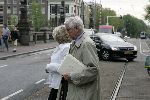 Amsterdam 25 mei 2005
Frits Bolkestein verbergt zich achter envelop. 
Met vreemde vrouw bij amstel Hotel