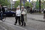 Amsterdam 26 mei 2005
Frits Bolkestein met andere vrouw op weg naar Amstel hotel