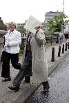 Amsterdam 26 mei 2005
Frits Bolkestein verbergt zich achter envelop