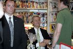 Amsterdam 27 mei 2005
Geert Wilders boek signeren bij Ako winkel op Beethovenstraat.
Veel beveiliging daarbij aanwezig