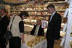 Amsterdam 27 mei 2005
Geert Wilders boek signeren bij Ako winkel op Beethovenstraat.
Veel beveiliging is daarbij aanwezig