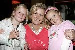 Amsterdam 3 mei 2005
Premiere Winnie de Pooh in pepsi stage.
Irene Moors met dochter en vriendinnetje