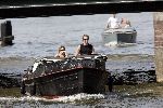 Amsterdam 1 mei 2005
Jeroen Pauw met nieuwe vriendin varen met boot in grachten Amsterdam