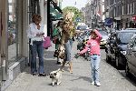 Amsterdam 13 mei 2005
Estelle Gullit met moeder en Joelle Gullit met hond op pc hooftstraat