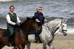 Katwijk 29 mei 2005
Koningin Beatrix paard rijden op het strand van katwijk.
Peter Smulders bv