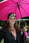 Vierhouten 29 mei 2005
Rally met cabrio's vanwege 10 jarig bestaan Beau Monde.
Leontine Borsato met hoofddoek onder paraplu