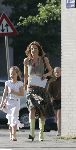 Amsterdam 26 mei 2005
Mariska Hulscher brengt kinderen naar school