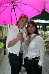 Vierhouten 20 mei 2005
Rally met cabrio's vanwege 10 jarig bestaan Beau Monde.
Bartina Koeman en Nada v Nie onder paraplu