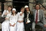 Naarden 18 mei 2005
Trouwen Tonnie des Bouvrie en Geert Loman in stadhuis Naarden.
Nicole des Bouvrie met dochters en vriend