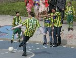 Scheveningen 30 april 2005
Koningin Beatrix viert 25 jarig jubileum.
Prins Pieter Christiaan  Floris en Prins Constantijn voetballen