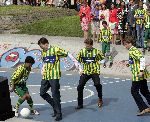 Scheveningen 30 april 2005
Koningin Beatrix viert 25 jarig jubileum.
Prins Pieter Christiaan  Floris en Prins Constantijn voetballen