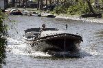 Amsterdam 14 mei 2005
Reinout Oerlemans en Danielle Overgaag varen met sloep.
Fiene en Thijmen zijn ook mee.