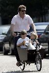 Amsterdam 28 mei 2005
Reinout Oerlemans met Fiene en Thijmen en hond evert in bakfiets