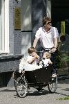 Amsterdam 28 mei 2005
Reinout Oerlemans met Fiene en Thijmen en hond evert in bakfiets