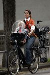 Amsterdam 30 april 2005
Renee Vervoorn met dochter op fiets.