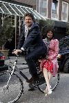 Amsterdam 11 mei 2005
Frans Molenaar feestje 65 jaar bij Le garage.
Robert ten Brink met vrouw Roos achter op fiets