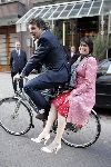Amsterdam 11 mei 2005
Frans Molenaar feestje 65 jaar bij Le garage.
Robert ten Brink met vrouw Roos achter op fiets
