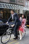 Amsterdam 11 mei 2005
Frans Molenaar feestje 65 jaar bij Le garage.
Robert ten Brink met vrouw Roos achter op fiets