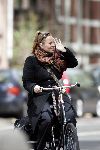 Amsterdam 11 mei 2005
Trijntje Oosterhuis op fiets met gsm