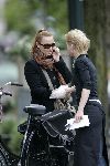Amsterdam 11 mei 2005
Trijntje Oosterhuis op fiets met gsm