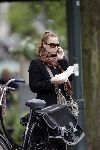 Amsterdam 11 mei 2005
Trijntje Oosterhuis   met gsm en broodje