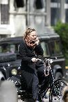 Amsterdam 11 mei 2005
Trijntje Oosterhuis op fiets met gsm
