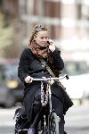 Amsterdam 11 mei 2005
Trijntje Oosterhuis op fiets met gsm