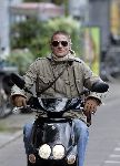 Amsterdam 10 mei 2005
Tygo Gernandt op scooter met kort haar en zonnebril
