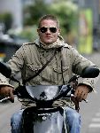 Amsterdam 10 mei 2005
Tygo Gernandt op scooter met kort haar en zonnebril