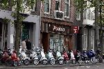 Amsterdam 10 mei 2005
Vespa scooters bij Andiamo op straat