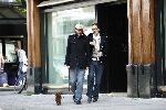 Amsterdam 18 mei 2005
Victor & Rolf winkelen op de pc hooftstraat met hond