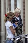Weesp 1 mei  2005
Wendy v Dijk met zoontje Sem met arm in gips