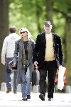 Den Haag 9 mei 2005
Wik Jongsma met petje en vriendin winkelen in Den Haag.