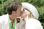Joure 28 mei 2005
Trouwen Yvonne Jaspers en Pieter v d Beukering.
Yvonne kussend met man