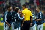 Eindhoven 26 Oktober 2003
PSV-AJAX, eindstand 2-2

Braamhaar in discussie met Maxwell Ibrahimovic

PETER SMULDERS BV