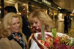 Schiphol 5 november 2006
hans Breukhoven arriveert op schiphol na reis naar de Mount Everest. Connie Constanza Jordi (met zijn vrouw) Marvin Shanna en  Edwin(met vriendin) zijn 
daar.
