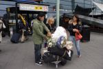 Schiphol 5 november 2006
hans Breukhoven arriveert op schiphol na reis naar de Mount Everest. Connie Constanza Jordi (met zijn vrouw) Marvin Shanna en  Edwin(met vriendin) zijn 
daar.