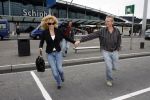 Schiphol 5 november 2006
hans Breukhoven arriveert op schiphol na reis naar de Mount Everest. Connie Constanza Jordi (met zijn vrouw) Marvin Shanna en  Edwin(met vriendin) zijn 
daar.