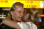 Schiphol 12 oktober 2006
Connie Breukhoven zwaait haar man Hans uit die de mount everest gaat beklimmen