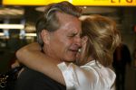 Schiphol 12 oktober 2006
Connie Breukhoven zwaait haar man Hans uit die de mount everest gaat beklimmen