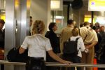 Schiphol 12 oktober 2006
Connie Breukhoven zwaait haar man Hans uit die de mount everest gaat beklimmen